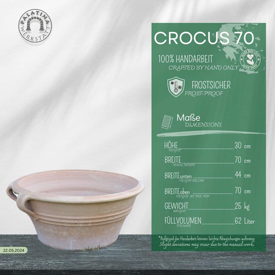 Eine hellbeige Kreta Keramik Terracotta Pflanz- und Wasserschale "Crocus", B=70 cm, mit zwei kleinen Henkeln steht auf einer dunklen Holzfläche. Eine grüne Infotafel weist darauf hin, dass sie frostsicher und handgefertigt ist und eine Breite von 70 cm hat.