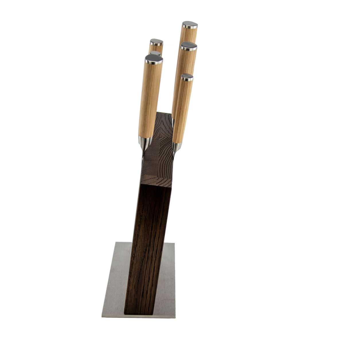 Ein Set aus vier KAI Shun Classic White Damastmessern mit Holzgriffen ist ordentlich in einem geneigten Magnet-Messerblock aus geräucherter Böker-Eiche untergebracht, der für einfachen Zugriff konzipiert ist. Der Block verfügt über ein modernes, minimalistisches Design und liegt auf einem flachen, rechteckigen Sockel vor einem weißen Hintergrund.