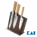 Das KAI Shun Classic White Damastmesser-Set mit drei Küchenmessern mit Holzgriffen wird elegant in einem Böker Magnet-Messerblock aus Räuchereiche präsentiert. Die Messer sind in verschiedenen Klingenformen und -größen erhältlich und das KAI-Logo ist in der unteren rechten Ecke sichtbar.