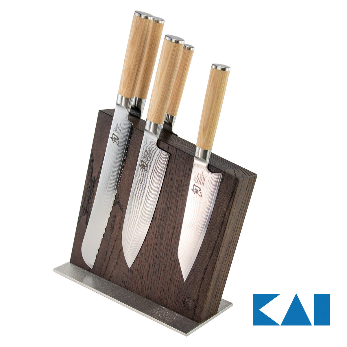 Das KAI Shun Classic White Damastmesser-Set mit drei Küchenmessern mit Holzgriffen wird elegant in einem Böker Magnet-Messerblock aus Räuchereiche präsentiert. Die Messer sind in verschiedenen Klingenformen und -größen erhältlich und das KAI-Logo ist in der unteren rechten Ecke sichtbar.