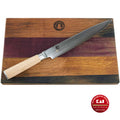 Ein scharfes Küchenmesser mit Holzgriff, genauer gesagt das Kai Shun Classic White DM-0704W Schinkenmesser mit seiner 23 cm langen Damastklinge, ruht auf einem Fassholz-Küchenbrett mit kontrastierenden dunklen und hellen Holzstreifen. Auf dem Schneidebrett befindet sich ein Logo und in der Ecke ein kleines rotes Schild mit der Aufschrift „Autorisierter Händler“ und „Originals Made in Japan“.