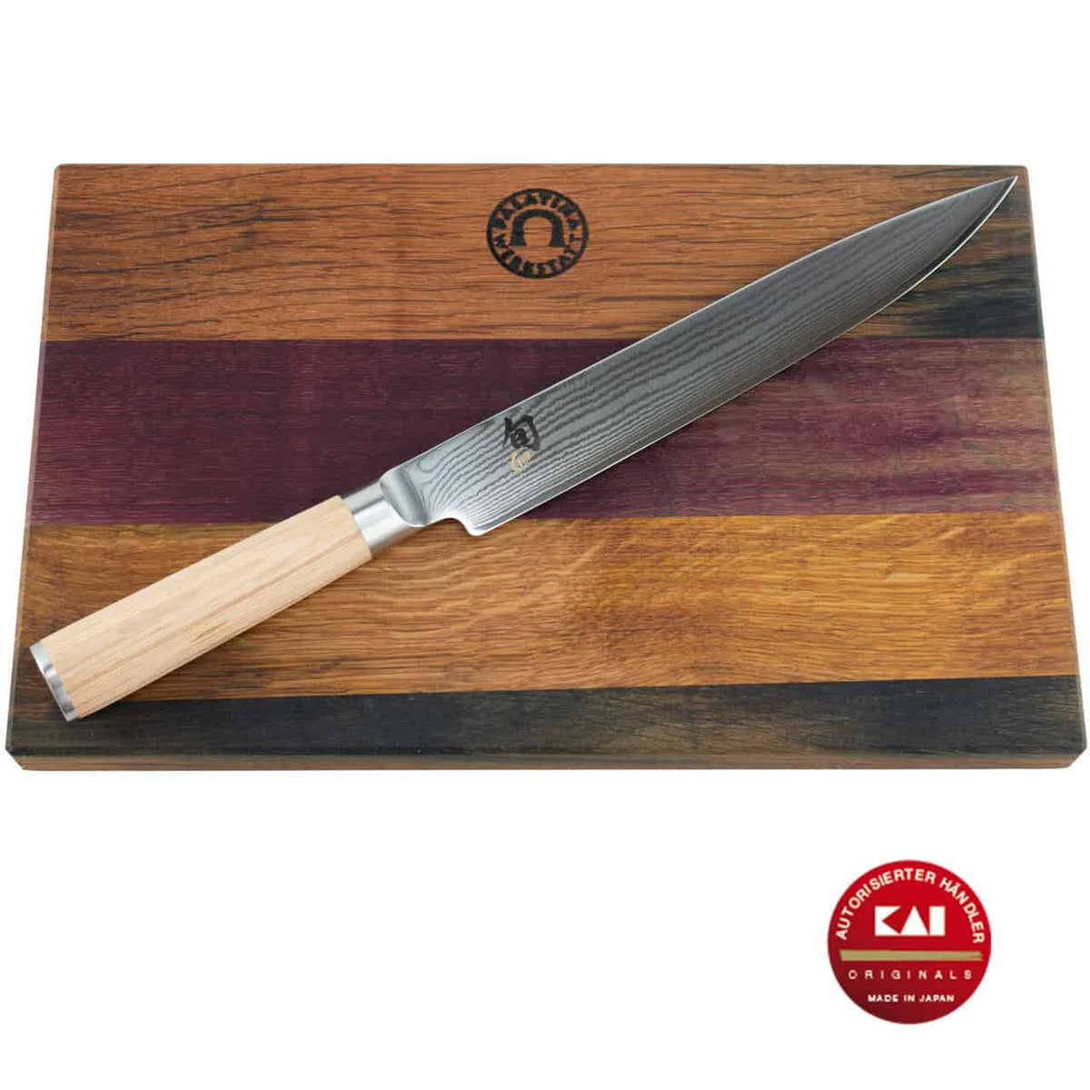 Ein scharfes Küchenmesser mit Holzgriff, genauer gesagt das Kai Shun Classic White DM-0704W Schinkenmesser mit seiner 23 cm langen Damastklinge, ruht auf einem Fassholz-Küchenbrett mit kontrastierenden dunklen und hellen Holzstreifen. Auf dem Schneidebrett befindet sich ein Logo und in der Ecke ein kleines rotes Schild mit der Aufschrift „Autorisierter Händler“ und „Originals Made in Japan“.