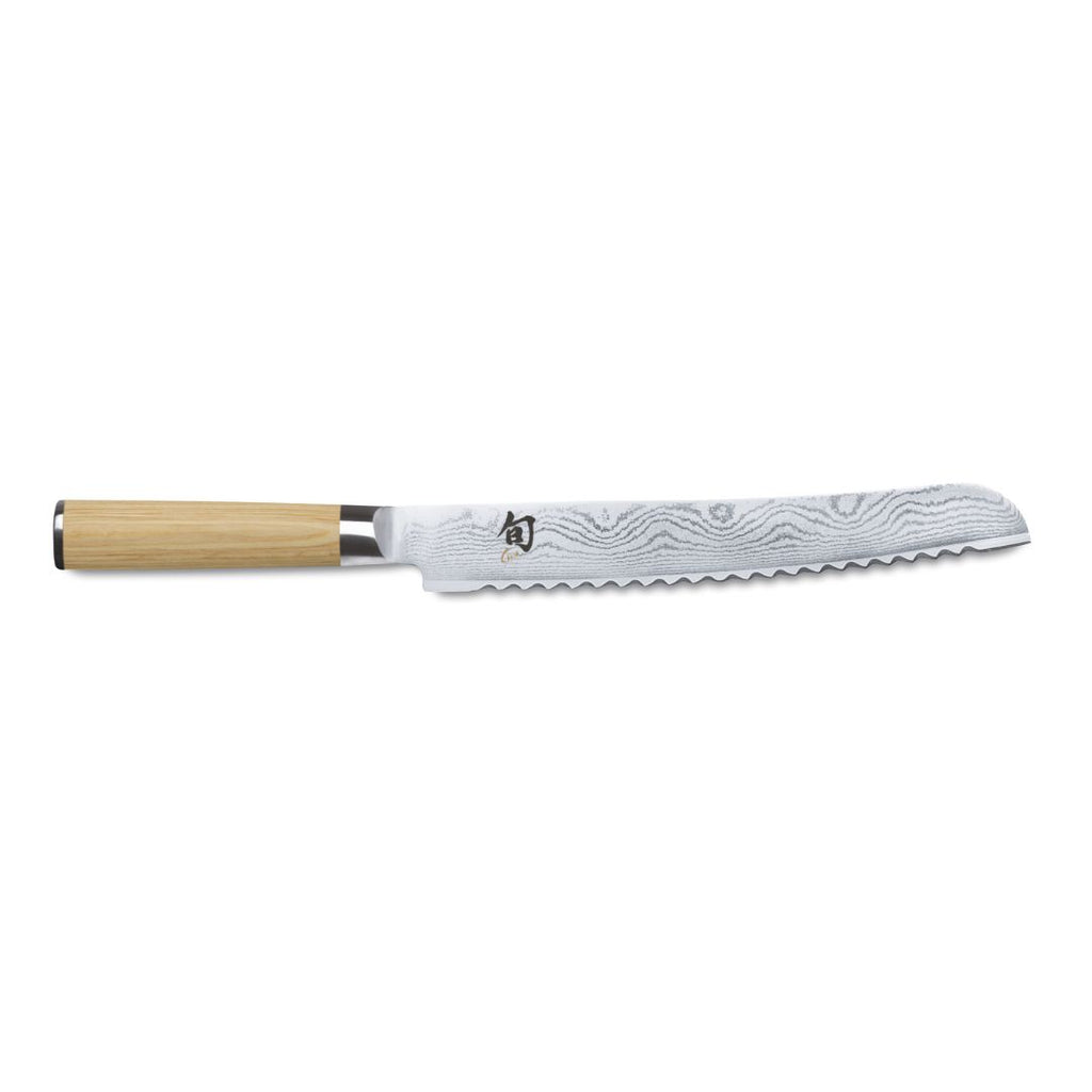 Das Kai Shun Classic White DM-0705W Brotmesser 23,0 cm "THE MAGIC KAI WISHLIST" zeichnet sich durch eine gezackte, gemusterte Silberklinge und einen hellen Holzgriff aus, der sich als Premium-Brotmesser elegant auf weißem Grund präsentiert.
