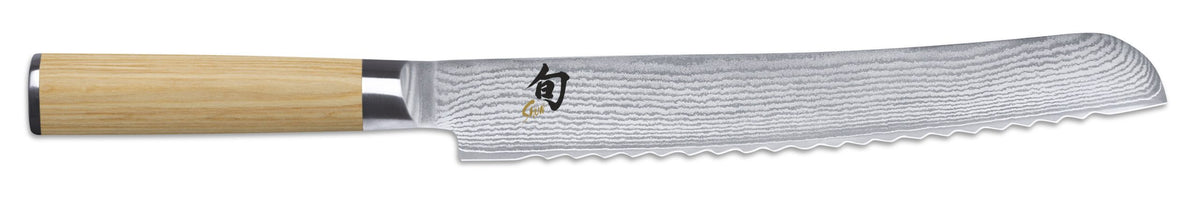 Das KAI X-MAS SELECTION DREAMBOX Shun Classic White Brotmesser ist ein japanisches Brotmesser mit Wellenschliff und Damaszenerstahlmuster entlang der Klinge. Es verfügt über einen Holzgriff mit silbernem Kropf für Eleganz und Präzision und wird mit Klingenschutz für zusätzlichen Schutz und Langlebigkeit geliefert.