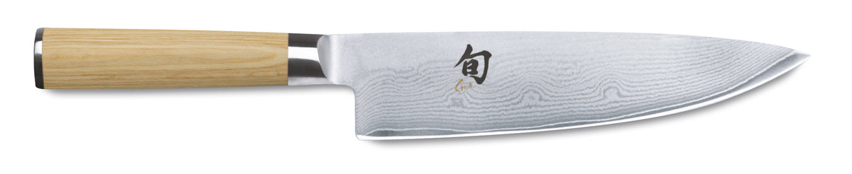 Das Kai Shun Classic White | DM-0705W ist ein Kochmesser mit hellem Holzgriff, einer 23,0 cm langen Damastklinge aus rostfreiem Stahl, die mit einem markanten Wellenmuster und einer japanischen Schriftzeichen-Inschrift auf der Klinge verziert ist. Dieses Messer besticht durch ein modernes, schlankes Design und wird zusammen mit einem handgefertigten Schneidebrett mit den Maßen 40x30 cm geliefert.