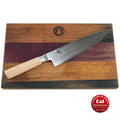 Ein Kai Shun Classic White Kochmesser mit Holzgriff liegt auf einem braun, rot und marine gestreiften Fassholbrett-Schneidebrett. In der unteren rechten Ecke des Bretts sind ein rundes „Kai“-Logo und ein rotes „Authentic Japanese Knife“-Abzeichen zu sehen. Der Text weist darauf hin, dass es sich um ein Kai Shun Classic White Kochmesser, DM-0706W, 20 cm Klinge, hergestellt in Japan handelt.
