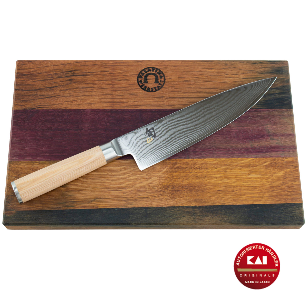 Ein Kai Shun Classic White Kochmesser mit Holzgriff liegt auf einem braun, rot und marine gestreiften Fassholbrett-Schneidebrett. In der unteren rechten Ecke des Bretts sind ein rundes „Kai“-Logo und ein rotes „Authentic Japanese Knife“-Abzeichen zu sehen. Der Text weist darauf hin, dass es sich um ein Kai Shun Classic White Kochmesser, DM-0706W, 20 cm Klinge, hergestellt in Japan handelt.