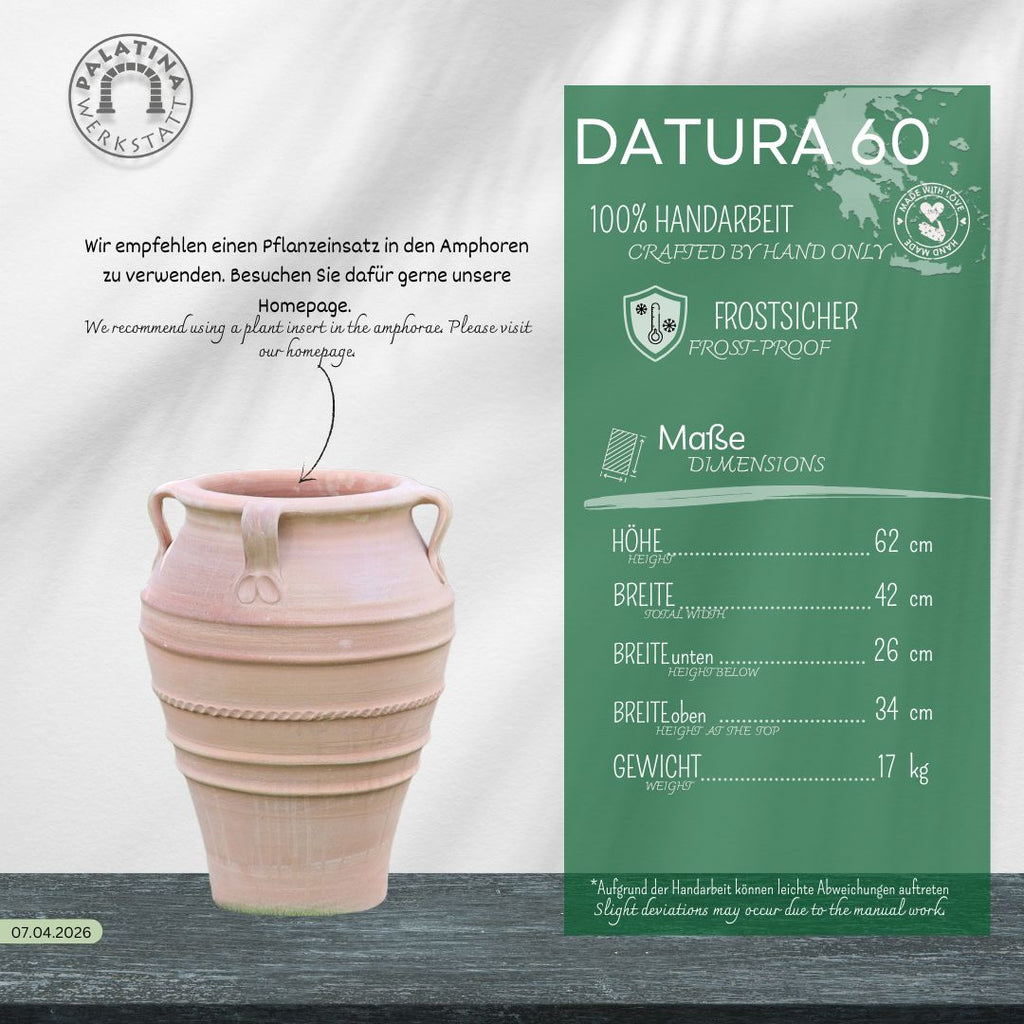 Eine rosafarbene, handgefertigte frostfeste Gartenamphore "Datura" (H=60 cm) steht neben einer Infokarte, die ihre Größe und ihr Gewicht angibt. Sowohl der deutsche als auch der englische Text empfehlen, diese kreta keramik Amphore als Pflanzgefäß zu verwenden.