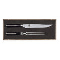 Das KAI Shun Tranchier-Set DMS-200 "THE MAGIC KAI WISHLIST 2025" besteht aus einem Tranchiermesser und einer Tranchiergabel mit dunklen Griffen, elegant verpackt mit einer Schaumstoffeinlage zur stilvollen Präsentation oder Aufbewahrung.