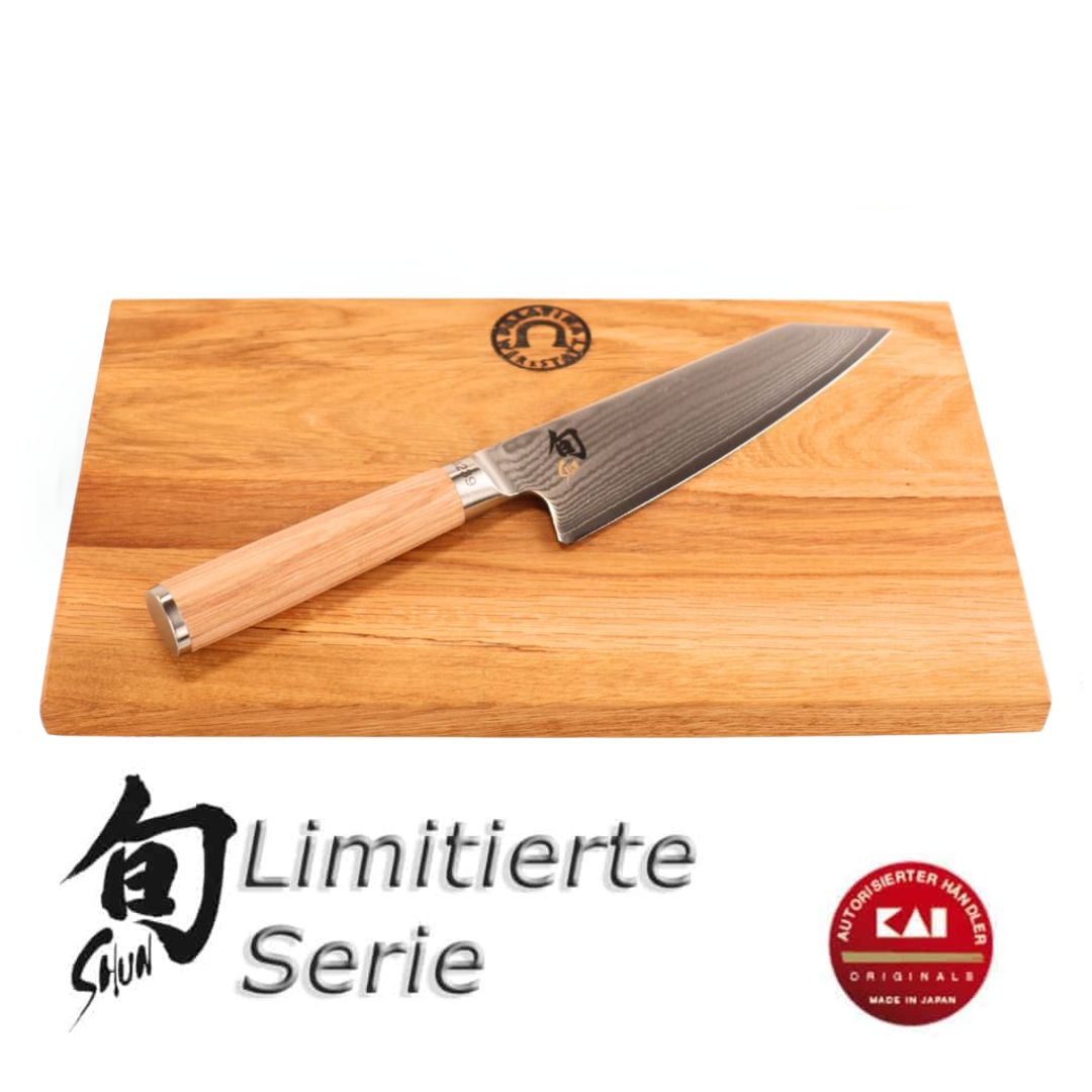 Ein Kai Shun Classic White Kiritsuke - Limitierte Edition (5.555 St.) mit Eichenholzbrett liegt auf dem Brett; darunter stehen "Shun Limitierte Serie" und ein rotes Siegel "KAI Original".