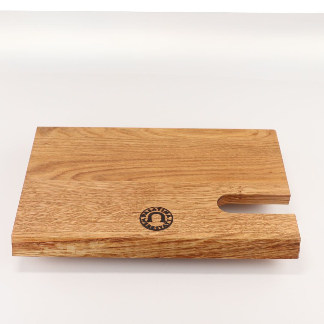 Das Palatina-Werkstatt Einlegebrett für Berkel Red Line 250/300 Aufschnittmaschine ist ein rechteckiges Holzbrett mit einer gekerbten Ecke und einem kreisförmigen Logo in der Nähe des Randes auf weißem Hintergrund.