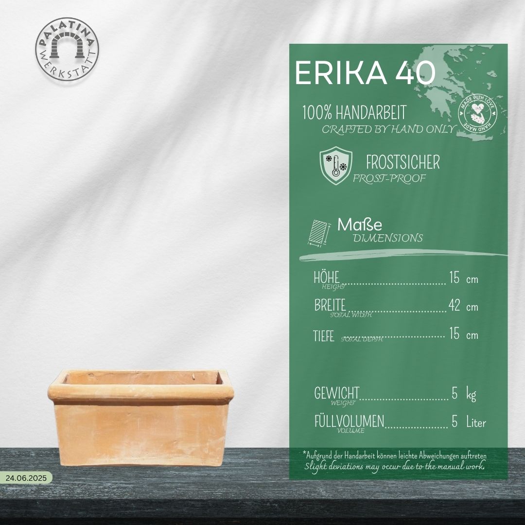 Der rechteckige Pflanzkasten Terrakotta "Erica" L=40 cm ruht auf Holz neben einer grünen Infokarte, die auf seine handgefertigte Herkunft, seine frostsichere Eigenschaft, seine Größe von 15x40x15 cm, sein Gewicht von 5 kg und sein Volumen von 5 L hinweist.