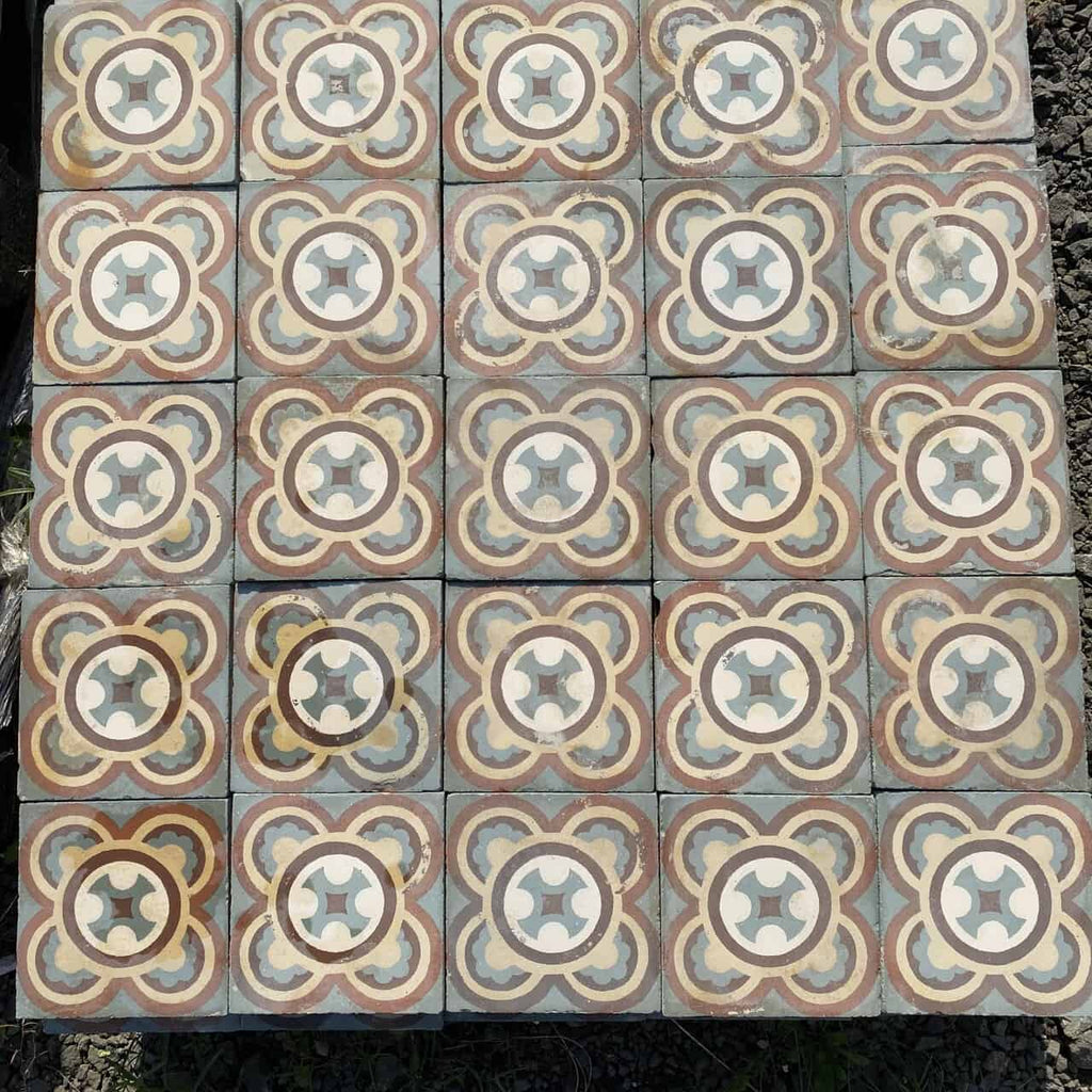 Ein Raster aus 20 quadratischen Fliesen des Typs Historische Gründerzeitfliesen, jede davon 16,5 x 16,5 cm groß, zeigt ein sich wiederholendes geometrisches Muster mit ineinandergreifenden Kreisen und Blumenmotiven in Beige-, Braun- und Hellblautönen. Diese komplexen und symmetrischen Designs spiegeln den Charme historischer Fliesen auf der gesamten Fläche wider, die etwa 5,5 Quadratmeter bedeckt.