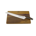 Auf einem hölzernen Fassholzbrett (34 x 21 cm) ist ein Güde Synchros Brotmesser mit einer 32 cm langen Klinge diagonal darüber angebracht. Das Messer hat eine Klinge aus rostfreiem Stahl und einen Griff aus dunklem Holz. In der Mitte des Schneidebretts ist ein kreisförmiges Logo eingraviert.