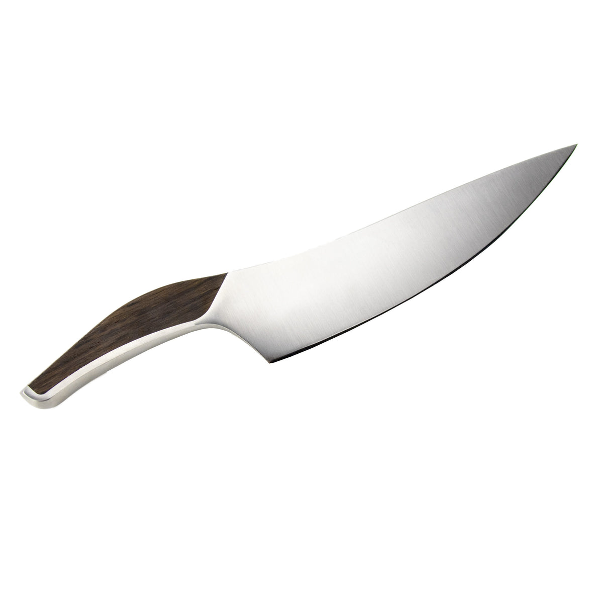 Ein elegantes Güde Synchros Kochmesser mit einer 23 cm langen gebogenen Klinge aus rostfreiem Stahl und einem glatt polierten Holzgriff. Das Messer zeigt ein modernes Design mit einer breiten Klinge, die sich zu einer scharfen Spitze verjüngt, und der ergonomisch geformte Griff sorgt für einen bequemen Halt. Zu diesem exquisiten Produkt gehört auch ein Fassholzbrett mit den Maßen 34 x 21 cm.