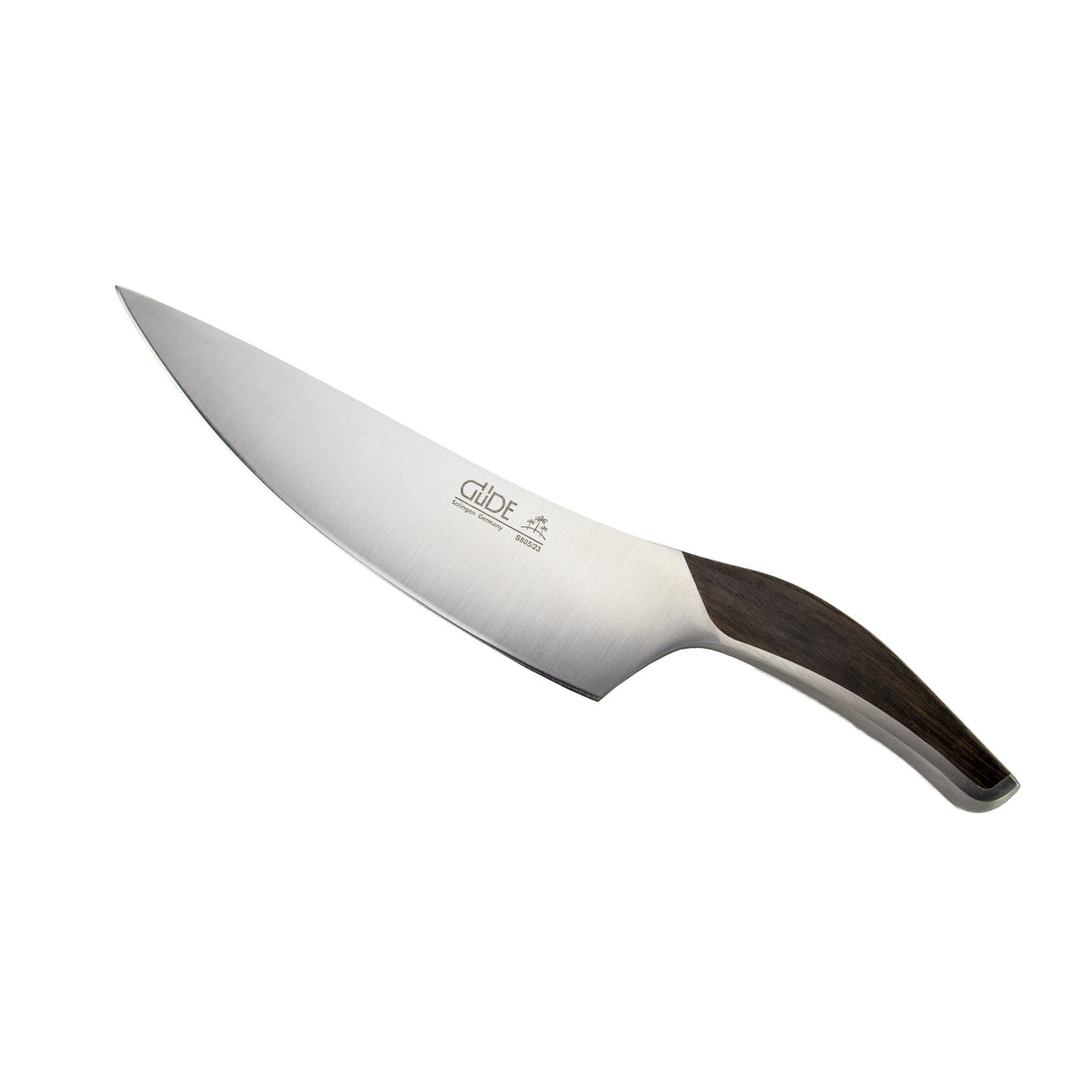 Das Güde Synchros Kochmesser mit 23 cm Klinge ist ein professionelles Kochmesser mit elegantem Design. Es verfügt über eine Klinge aus rostfreiem Stahl mit eingraviertem Markennamen und Logo in der Nähe des ergonomischen Griffs, der eine polierte Oberfläche aus dunklem Holz aufweist. Zusätzlich enthält dieses Set ein Fassholzbrett mit den Maßen 34x21 cm.