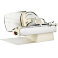 Die Berkel Home Line 200 Plus creme MATT Aufschnittmaschine - das neueste Modell - kombiniert eine beige-silberne elektrische Schneidemaschine mit kreisförmiger Klinge und einem einzigartigen handgefertigten Schneidebrett, das elegant auf einer weißen Oberfläche präsentiert wird.