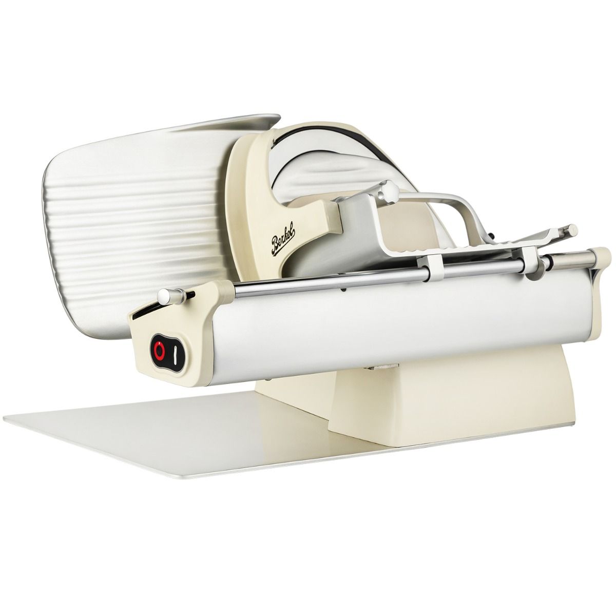 Die Berkel Home Line 200 Plus creme MATT Aufschnittmaschine - das neueste Modell - kombiniert eine beige-silberne elektrische Schneidemaschine mit kreisförmiger Klinge und einem einzigartigen handgefertigten Schneidebrett, das elegant auf einer weißen Oberfläche präsentiert wird.
