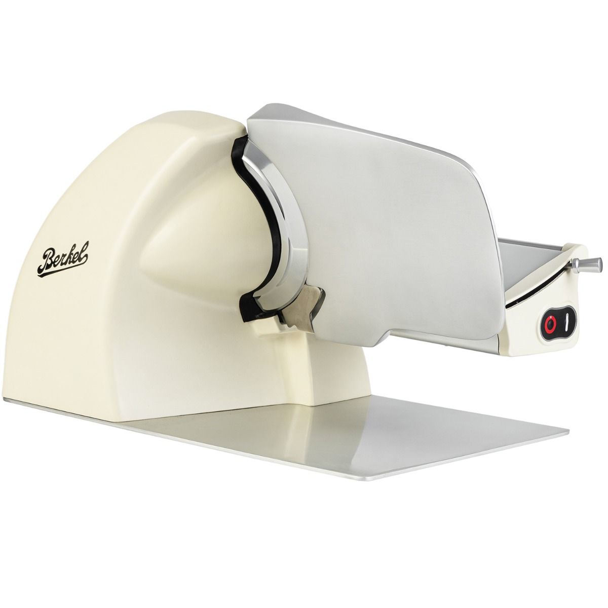 Die Berkel Home Line 200 Plus creme MATT ist eine neue elektrische Schneidemaschine im Vintage-Stil mit cremefarbener Oberfläche, einschließlich eines einzigartigen handgefertigten Schneidebretts und des klassischen "Berkel"-Schriftzugs.