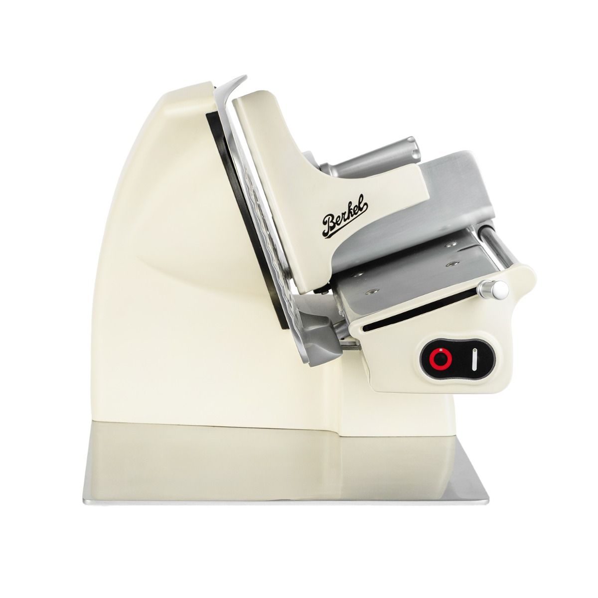 Ein cremefarbener Berkel Home Line 200 Plus creme MATT Elektrohobel mit silberner Klinge und Tablett wird von der Seite gezeigt, mit dem "Berkel"-Logo und einer schwarzen Einschalttaste mit rotem Kreis; ein einzigartiges handgefertigtes Schneidebrett ist im Lieferumfang enthalten.