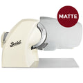 Die Berkel Home Line 200 Plus creme MATT Aufschnittmaschine - Neues Modell - Schneidemaschine mit einem einzigartigen, 100% handgefertigten Schneidebrett wird vor einem weißen Hintergrund gezeigt.