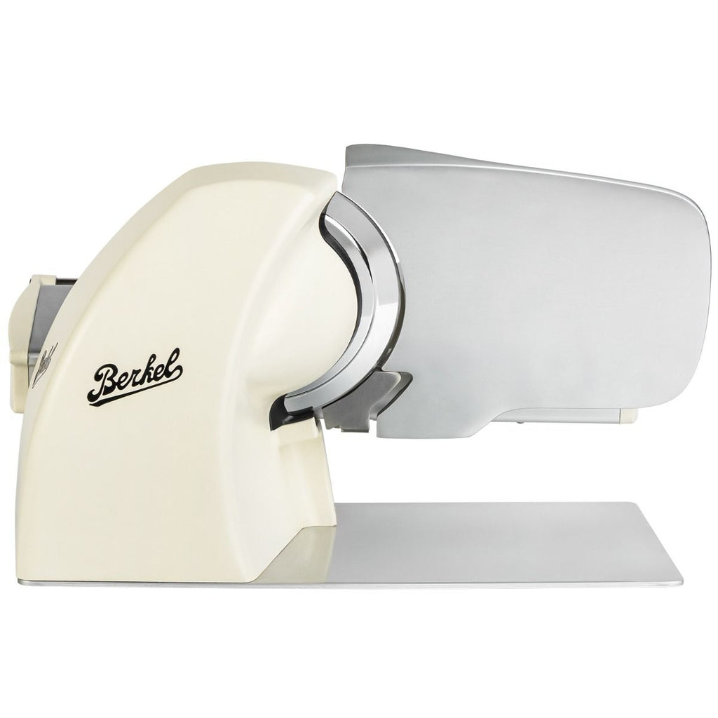 Die Berkel Home Line 200 Plus creme MATT ist eine neue Aufschnittmaschine im Vintage-Stil mit Berkel"-Branding und einem einzigartigen, 100% handgefertigten Schneidebrett.