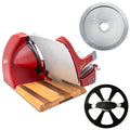 Gezeigt wird eine Berkel Home Line 200 Plus rot matt Aufschnittmaschine (neues Modell) mit handgefertigtem Unikat-Schneidebrett und Wellenschliff-Bausatz für Brot, die sich durch ein stilvolles Design und hochwertiges Schneidezubehör auszeichnet.