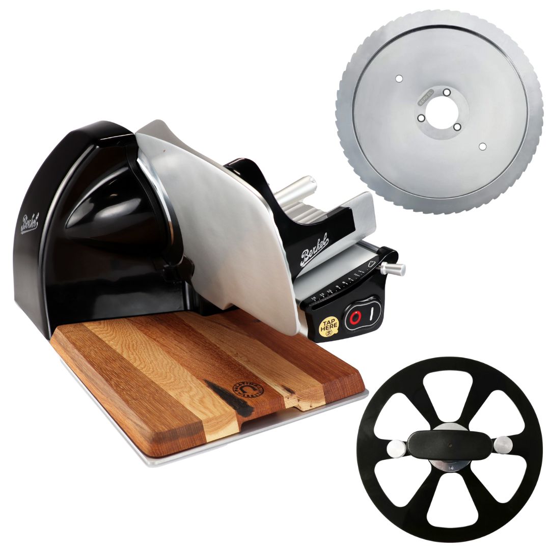 Die Berkel Home Line 200 Plus schwarz Aufschnittmaschine neues Modell kommt mit einem handgefertigten einzigartigen Schneidebrett und einem gezackten Messersatz für Brot. Die Bilder zeigen die runde Metallklinge und den schwarzen Klingenschutz neben der Schneidemaschine.