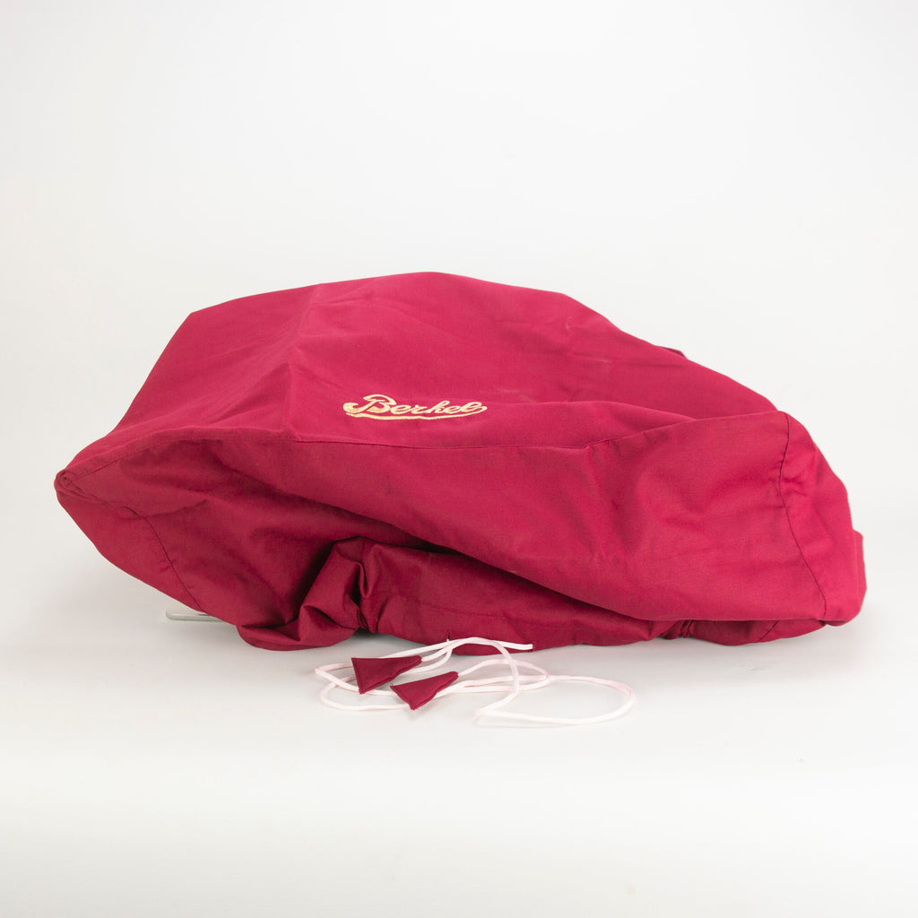 Eine zerknitterte, kastanienbraune Stofftasche mit weißen Kordeln und aufgesticktem Text „Dexter“ in Weiß. Die Tasche ist ideal zur Aufbewahrung Ihres Berkel Home Line 200 Zubehörsets, Messerabnehmer, Schleifaufsatz, Abdeckung + Poliertuch, und hat ein offenes Ende und Kordeln, die vor einem schlichten weißen Hintergrund sichtbar sind.