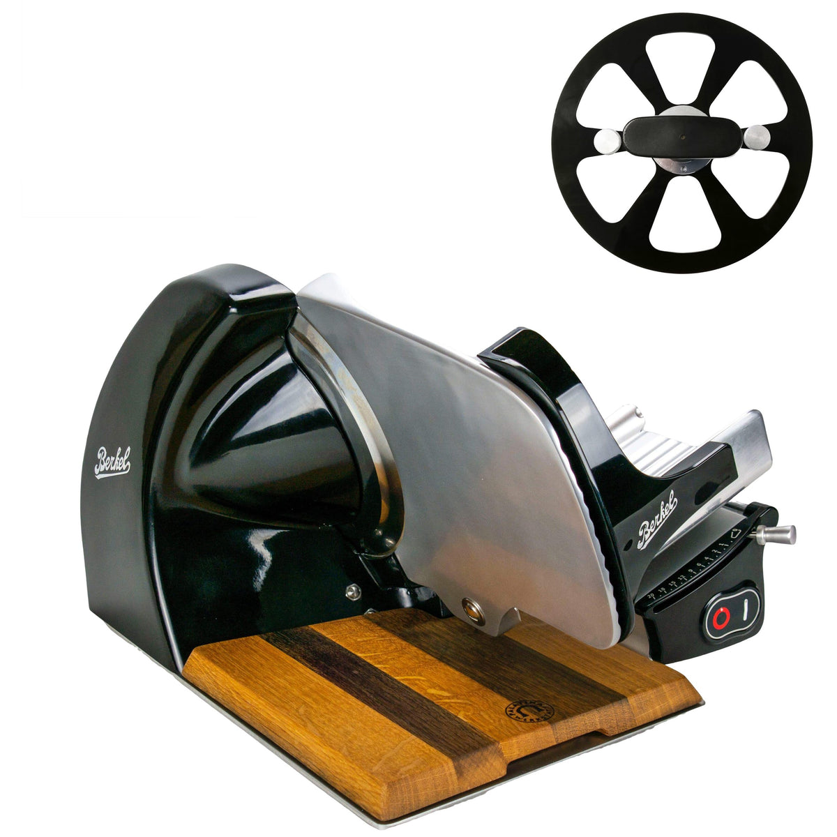 Die Berkel Home Line 250 Plus Schwarz Aufschnittmaschine mit 100% handgefertigtem Schneidebrett ist schräg zu sehen. Oben rechts befindet sich eine Nahaufnahme der schwarzen runden Schneideklinge.