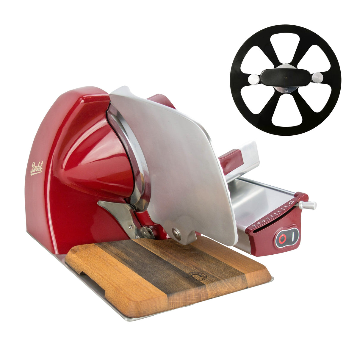 Eine Berkel Home Line 250 Plus Rot Aufschnittmaschine mit einer Klinge aus rostfreiem Stahl sitzt auf einem 100% handgefertigten Schneidebrett; eine extra schwarze Rundklinge mit silbernen Akzenten befindet sich in der oberen rechten Ecke.