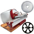 Die Berkel Home Line 250 Plus rot matt ist ein neues Modell einer Aufschnittmaschine mit einem handgefertigten Schneidebrett und einem Wellenschliff-Kit für Brot, das mit zwei Kreismessern gezeigt wird - einem speziell entworfenen und einem mit einem schwarzen Speichen-Design.