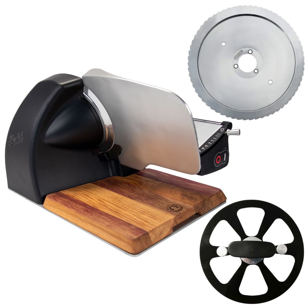 Die Berkel Home Line 250 Plus schwarz matt ist eine neue elektrische Schneidemaschine mit einem handgefertigten Holzschneidebrett und einem Brot-Wellenschliff-Bausatz, perfekt als Aufschnittmaschine mit Wellenschliff-Bausatz für Brot.