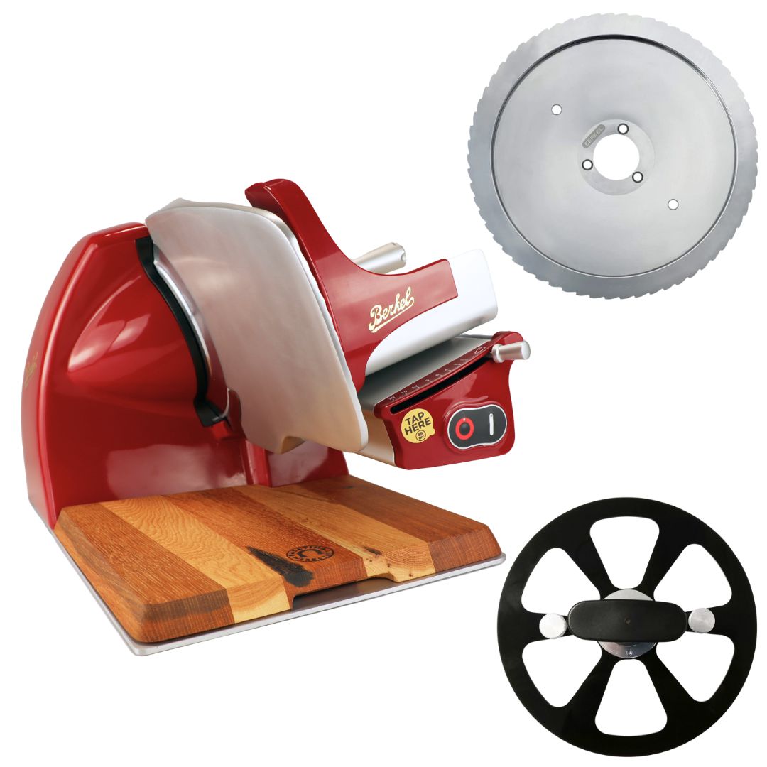 Die Berkel Home Line 200 Plus rot - Aufschnittmaschine neues Modell mit handgefertigtem Unikat-Schneidebrett & Wellenschliff-Bausatz für Brot steht auf einem Holzsockel und verfügt über eine runde gezahnte Klinge und ein schwarzes Rad mit drei weißen Spitzen.