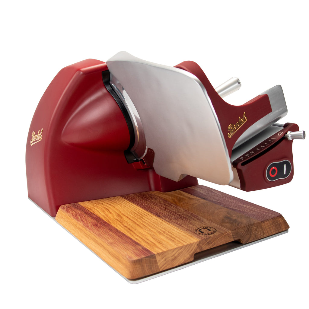 A Berkel Home Line 200 Plus rot MATT Aufschnittmaschine - neues Modell mit Metallklinge und handgefertigtem Schneidebrett Unikat - überzeugt durch modernes Design, silberne Griffe und schwarzen Netzschalter.