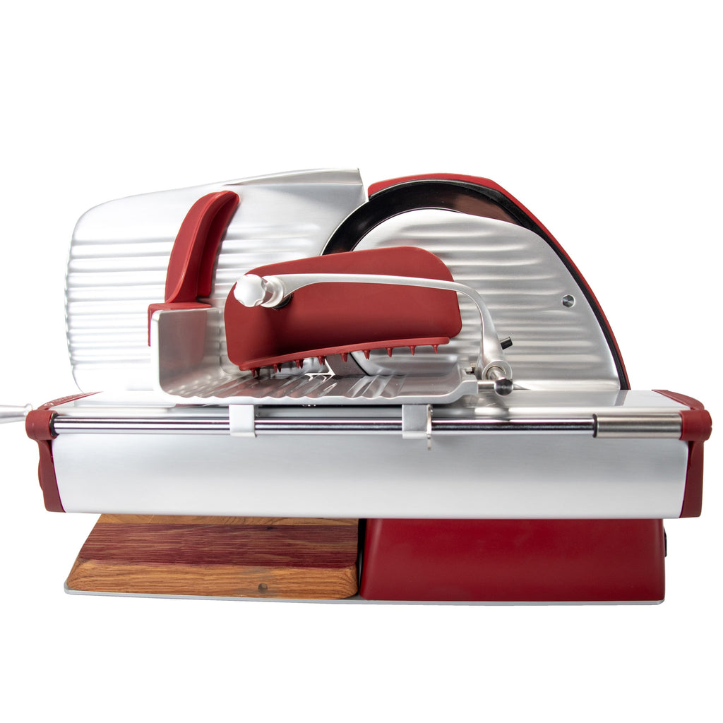 A Berkel Home Line 200 Plus rot MATT Aufschnittmaschine (Neues Modell) mit silber-roten Metallteilen, handgefertigtem Schneidebrett Unikat und Handkurbel, seitlich abgebildet.
