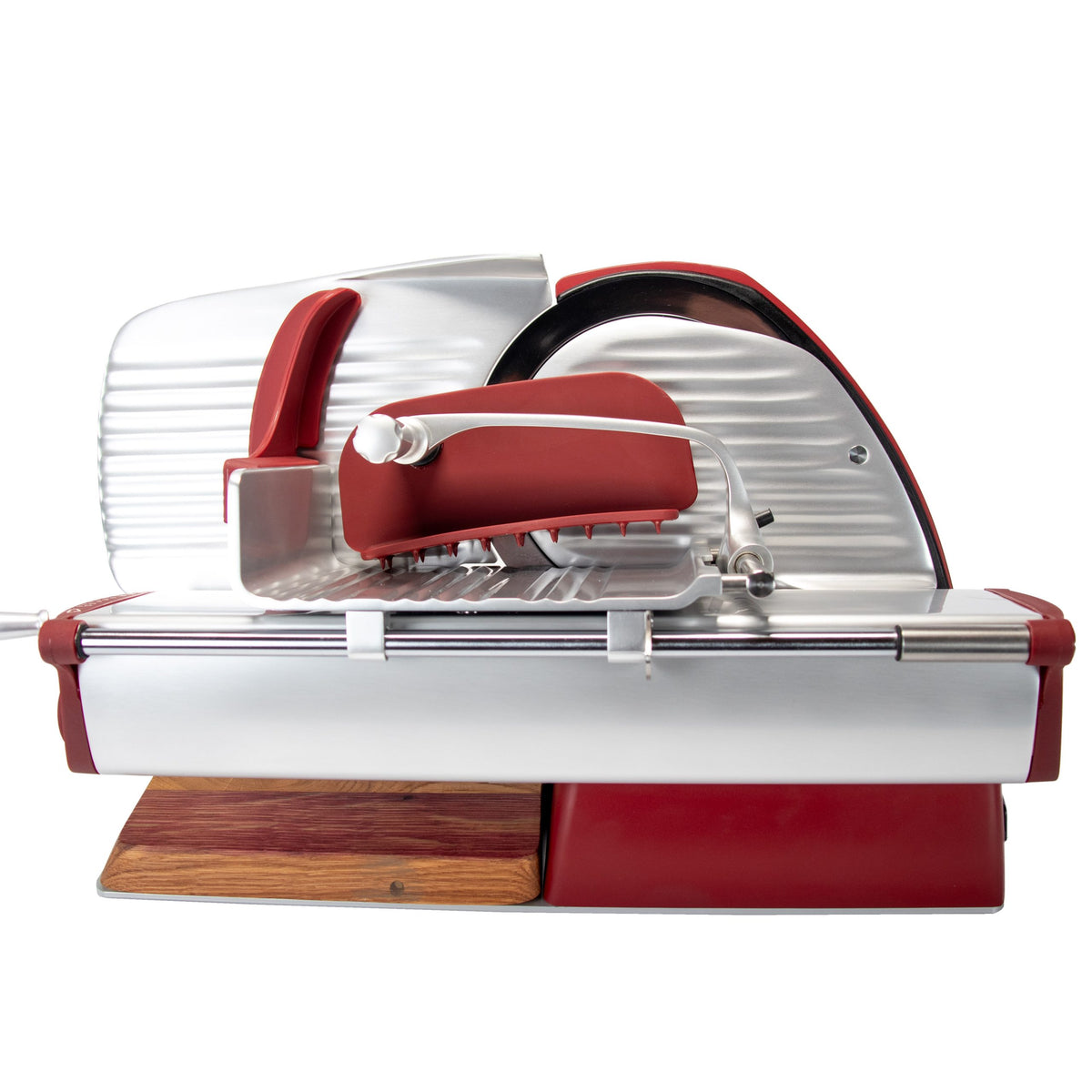 A Berkel Home Line 200 Plus rot MATT Aufschnittmaschine (Neues Modell) mit silber-roten Metallteilen, handgefertigtem Schneidebrett Unikat und Handkurbel, seitlich abgebildet.
