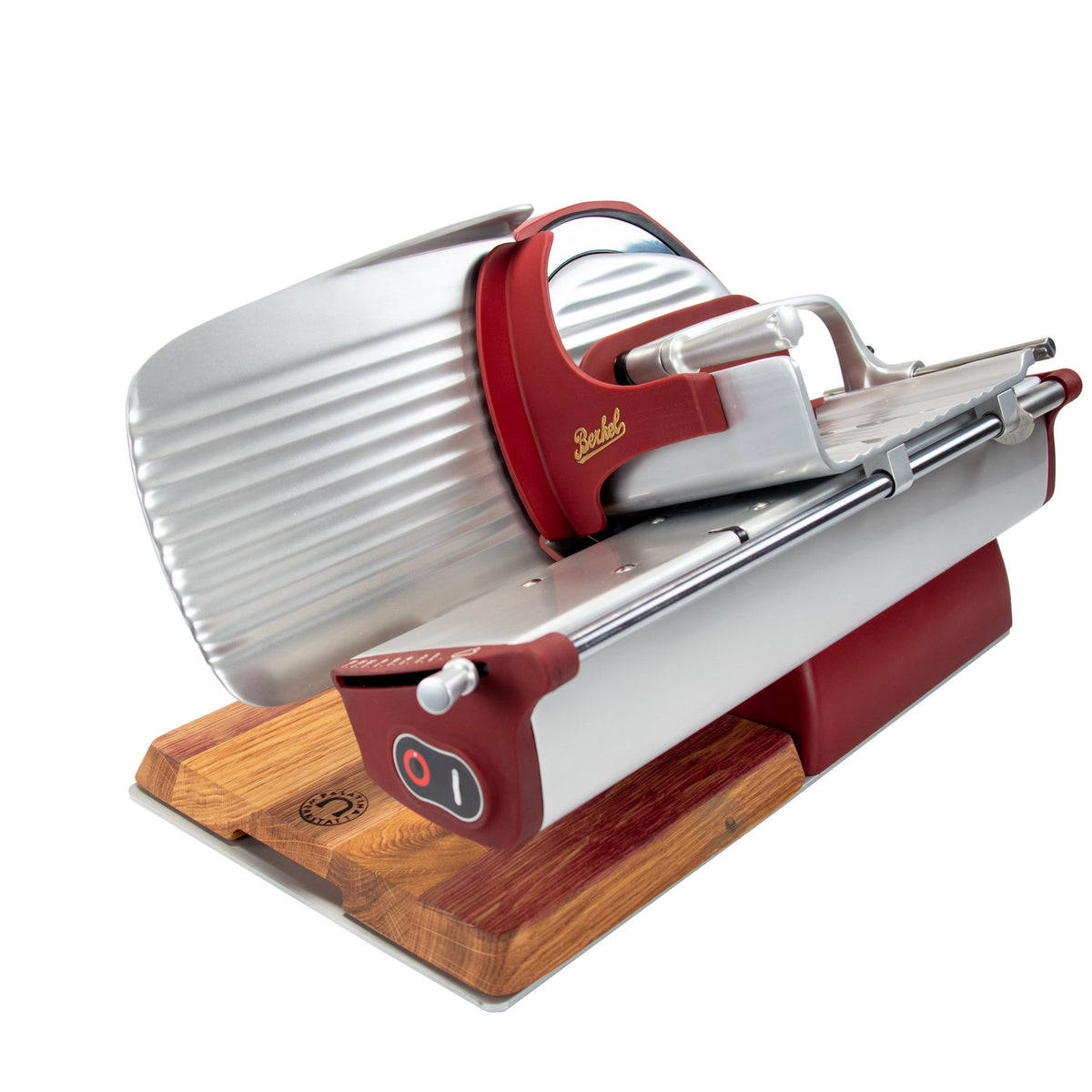 Die Berkel Home Line 200 Plus rot MATT Aufschnittmaschine - Neues Modell, mit handgefertigtem Schneidebrett Unikat, steht auf einem Holzbrett und wird schräg von vorne und der Seite betrachtet.