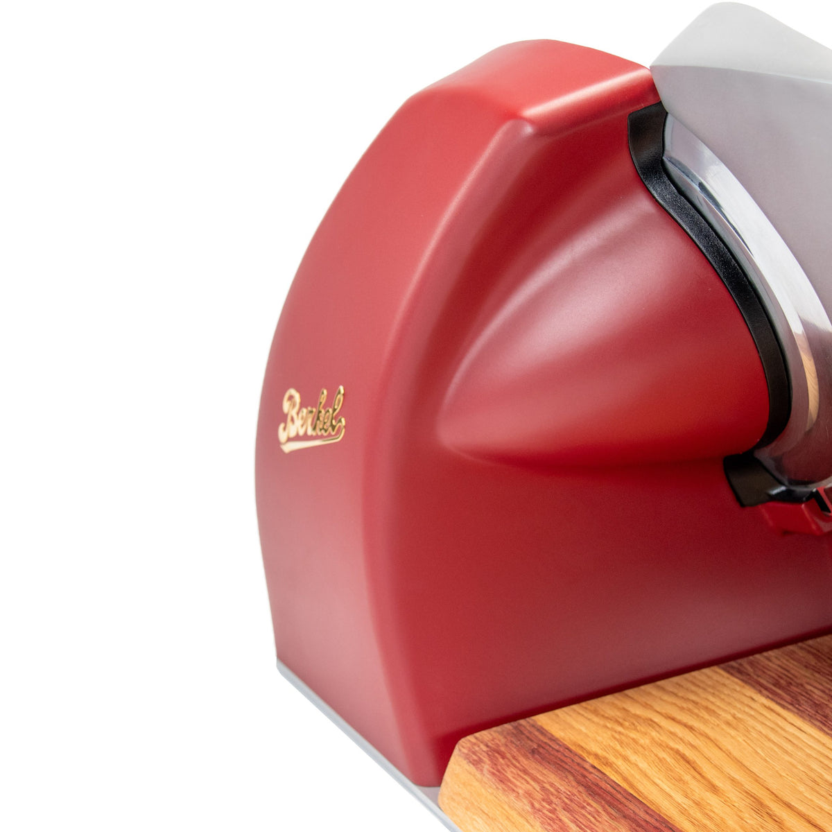 Eine Berkel Home Line 200 Plus rot MATT Aufschnittmaschine - Neues Modell - mit silberner Klinge und ikonischem Berkel-Logo steht auf einem einzigartigen, handgefertigten Schneidebrett.