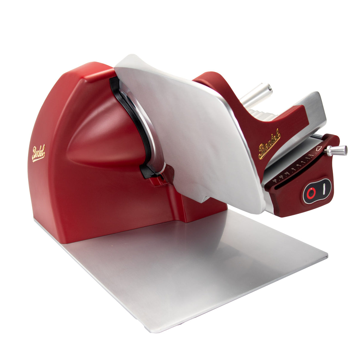 A Berkel Home Line 200 Plus rot MATT Aufschnittmaschine - Neues Modell mit handgefertigtem Schneidebrett Unikat wird auf weißem Hintergrund gezeigt.