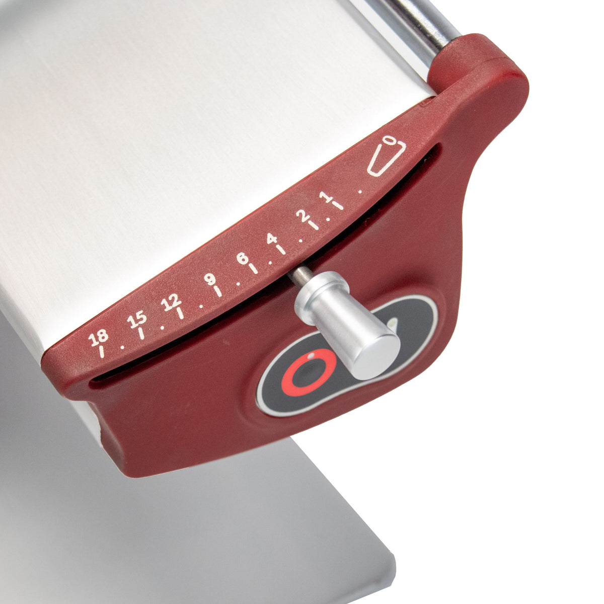 Nahaufnahme einer Nudelmaschine aus Edelstahl mit rotem Einstellknopf und nummerierter Dickenskala (0-18), passend zur Berkel Home Line 200 Plus rot MATT Aufschnittmaschine - das neue Modell mit einzigartigem handgefertigtem Schneidebrett.