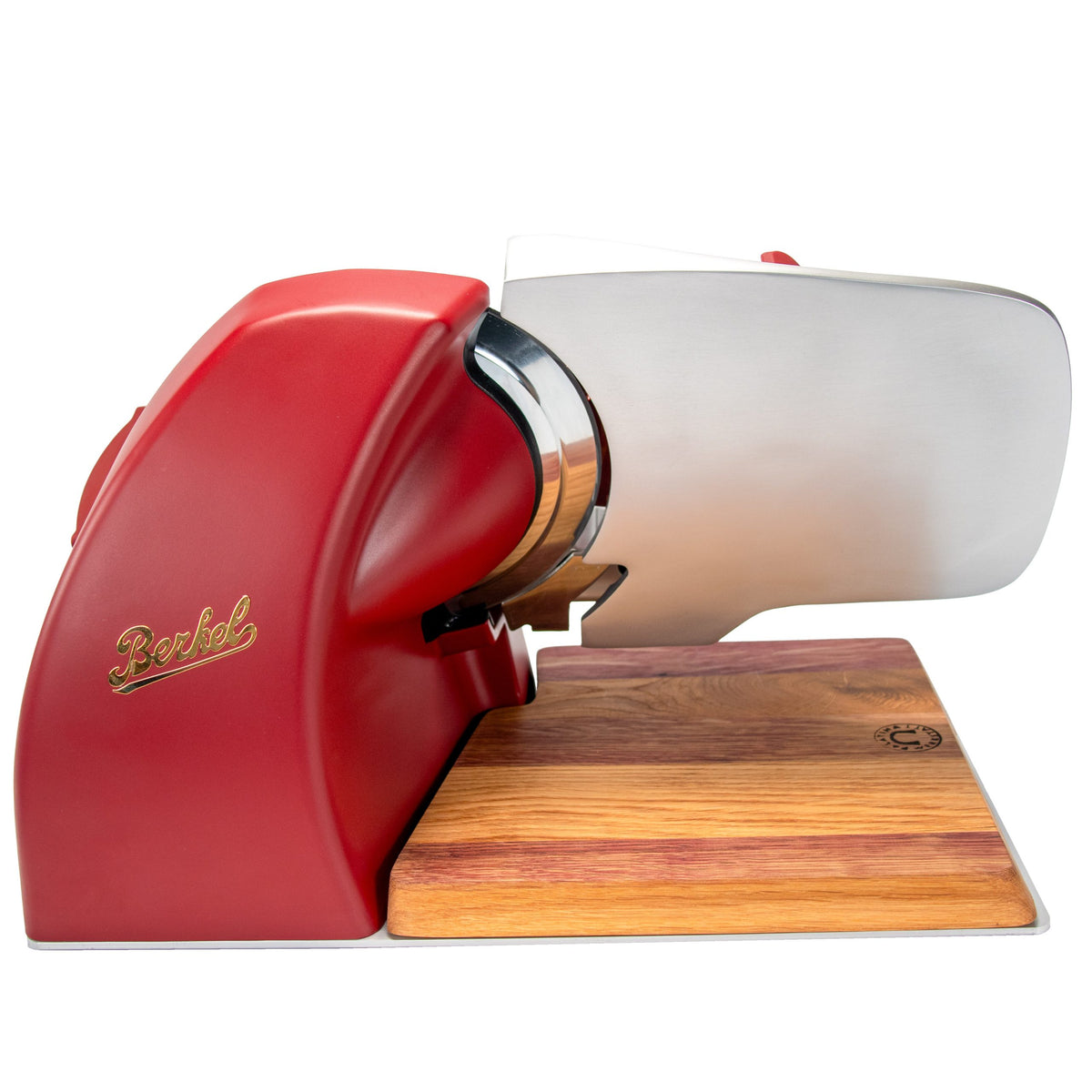 A Berkel Home Line 200 Plus rot MATT Aufschnittmaschine - Neues Modell - steht mit handgefertigtem Schneidebrett Unikat auf einem Holzbrett vor weißem Hintergrund.