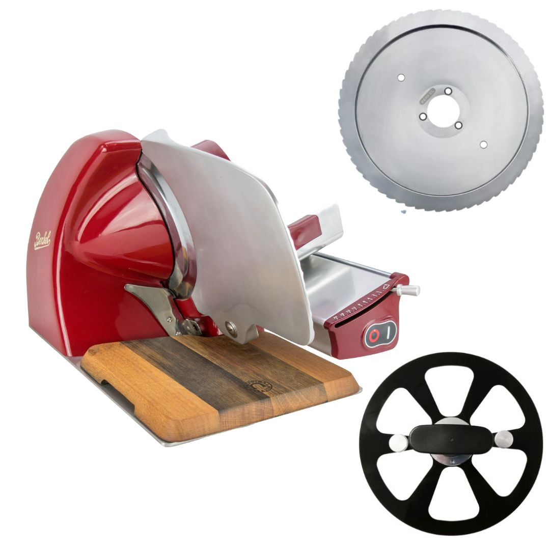 Abgebildet ist eine Berkel Home Line 250 Plus Rot Aufschnittmaschine mit einem handgefertigten Schneidebrett, einer Nahaufnahme des Zackenmessersatzes für Brot und einem schwarzen Kunststoff-Zubehörrad.