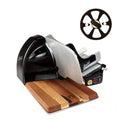 Die Berkel Home Line 200 Plus Schwarz ist eine schwarz-silberne Aufschnittmaschine mit einem handgefertigten Einlagebrett und einem zusätzlichen Kreismesser, das oben und rechts neben dem Schneidegerät abgebildet ist.