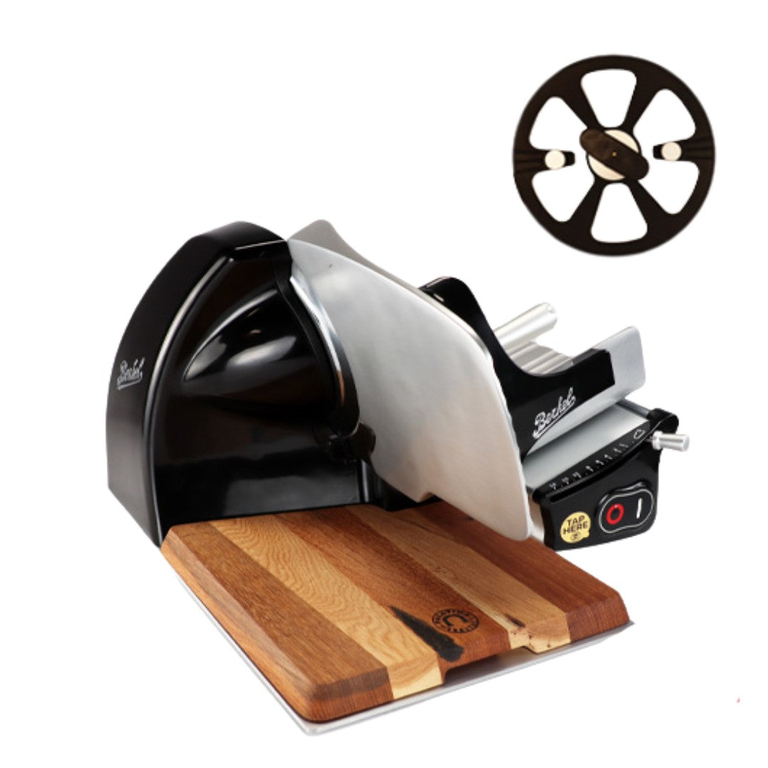 Die Berkel Home Line 200 Plus Schwarz ist eine schwarz-silberne Aufschnittmaschine mit einem handgefertigten Einlagebrett und einem zusätzlichen Kreismesser, das oben und rechts neben dem Schneidegerät abgebildet ist.