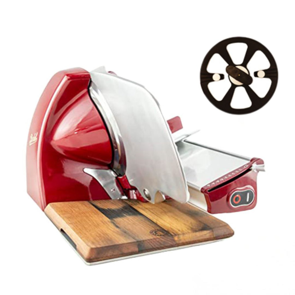 Eine Berkel Home Line 200 Plus Rot Aufschnittmaschine mit einem 100% handgefertigten Schneidebrett und einem runden, abnehmbaren Schneidemesser, das separat über der Maschine ausgestellt ist.