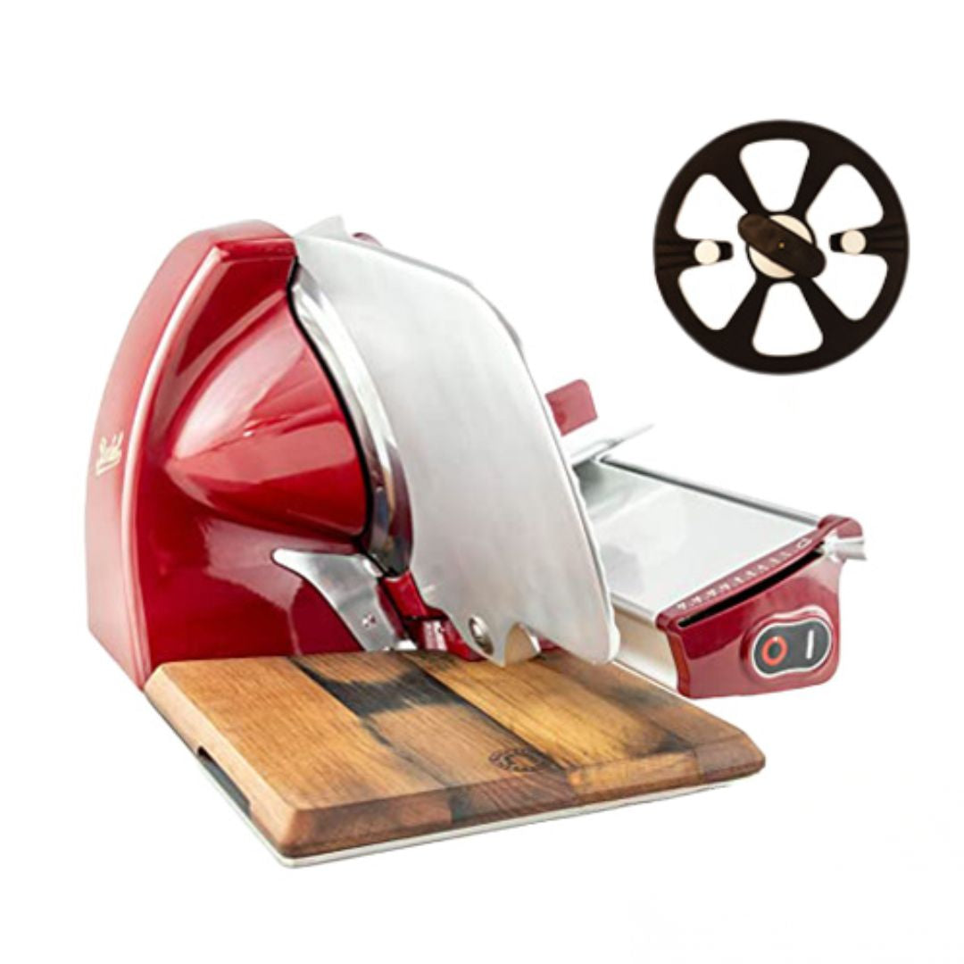 Eine Berkel Home Line 200 Plus Rot Aufschnittmaschine mit einem 100% handgefertigten Schneidebrett und einem runden, abnehmbaren Schneidemesser, das separat über der Maschine ausgestellt ist.