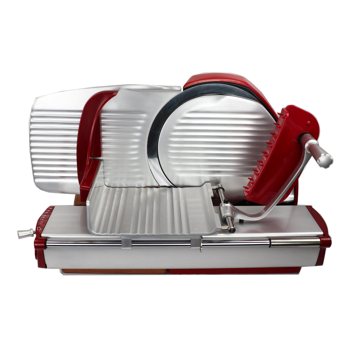 Die Berkel Home Line 250 Plus rot Aufschnittmaschine, sauber auf weißem Hintergrund abgebildet, verfügt über eine geriffelte Plattform und eine runde Wellenschliff-Klinge - ideal zum Schneiden von Brot. Inklusive einem einzigartigen handgefertigten Schneidebrett und Wellenschliff-Kit.