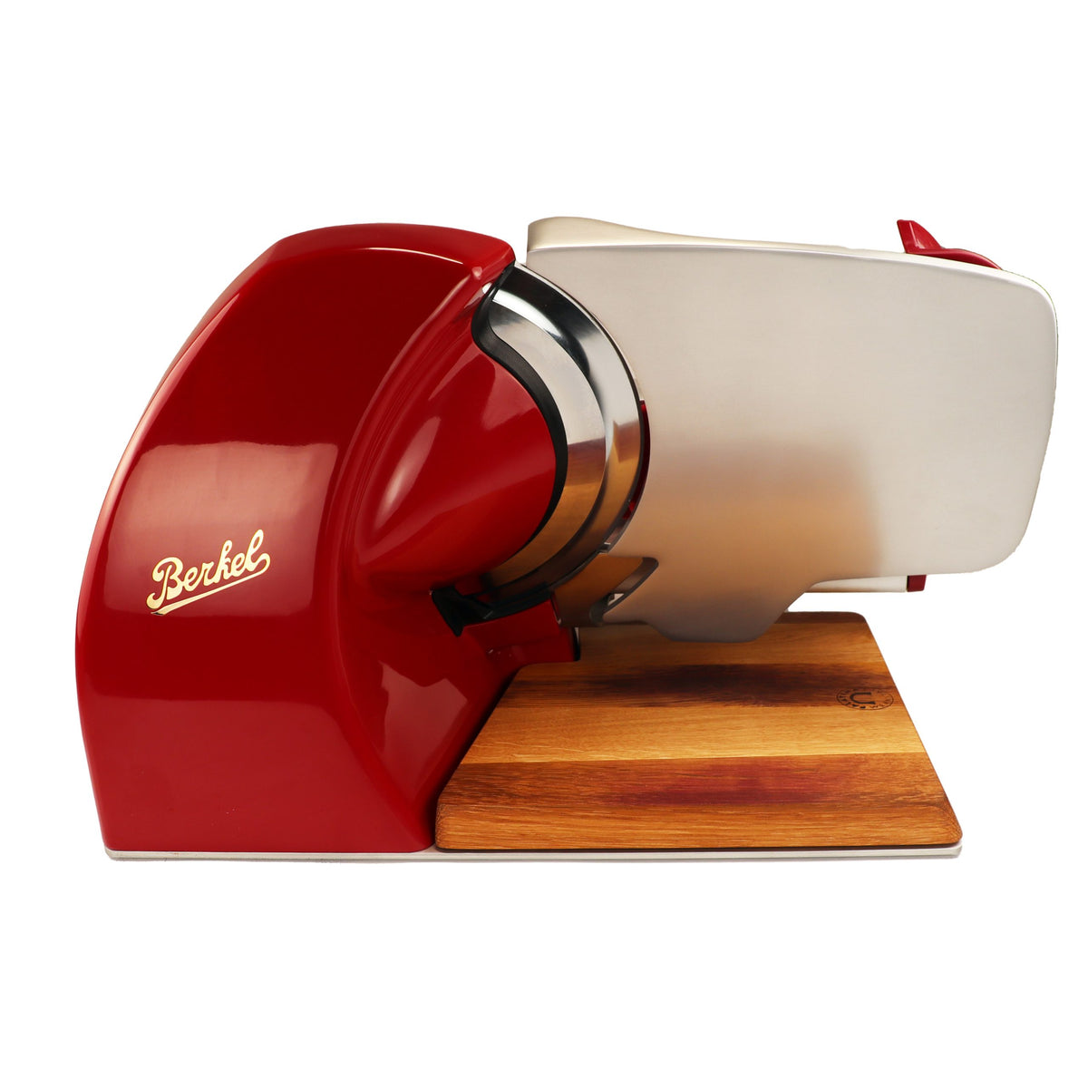 Die Berkel Home Line 250 Plus rot Aufschnittmaschine, neues Modell mit handgefertigtem Unikat-Schneidebrett & Wellenschliff-Bausatz für Brot, steht auf einem Holzbrett seitlich vor weißem Hintergrund.