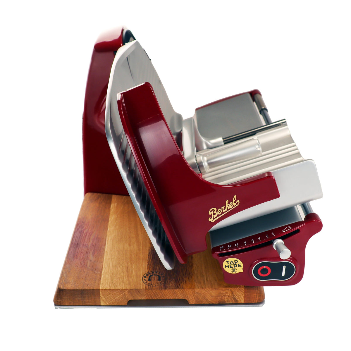 Die Berkel Home Line 250 Plus rot Aufschnittmaschine, ein neues Modell mit einem handgefertigten, einzigartigen Schneidebrett und Wellenschliff-Kit für Brot, steht auf Holz - ideal für präzises Schneiden.